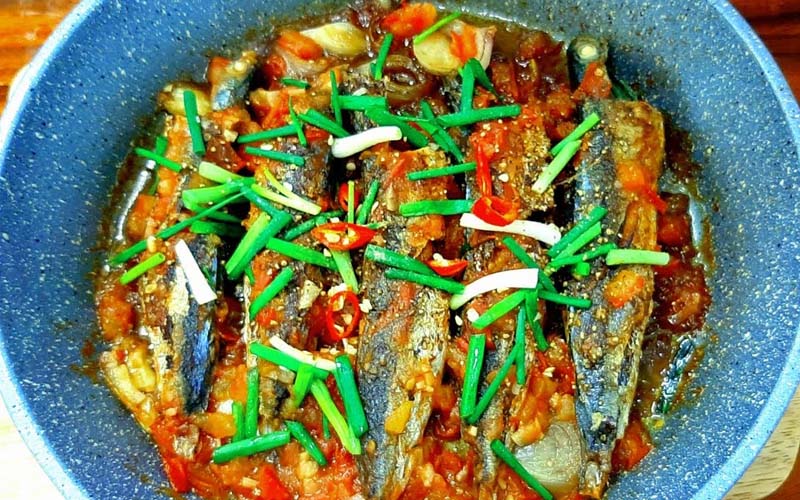 Món ăn cá nục kho cà chua thơm ngon, thịt cá dai mềm, béo ngậy với nước sốt cà chua đậm đà là một sự hợp kết hợp tuyệt vời đảm bảo cực đưa cơm